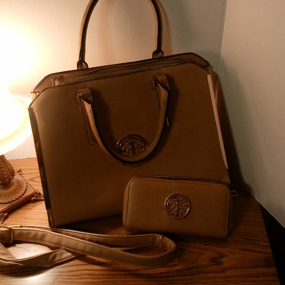 Shoulder bag with matching wallet